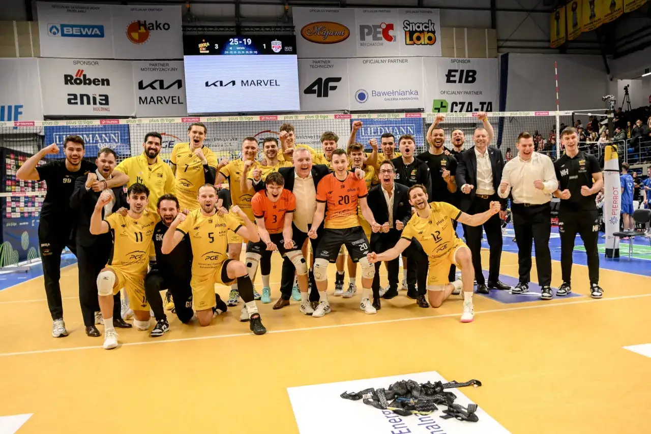 Drużyna siatkarzy świętuje zwycięstwo w Plus Lidze, radość i okrzyki triumfu po udanych transferach.