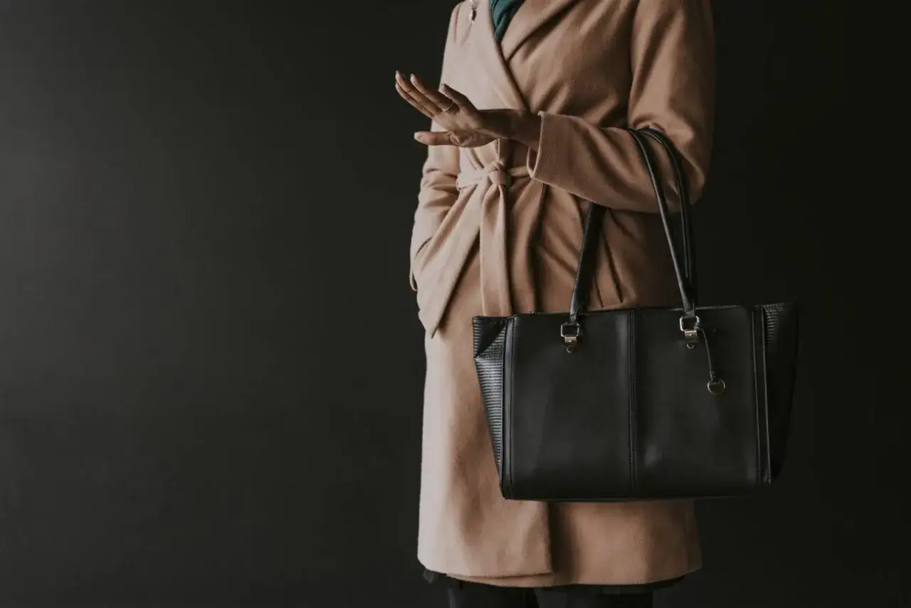 Elegancka torebka z cielęcej skóry, idealna do codziennych stylizacji.