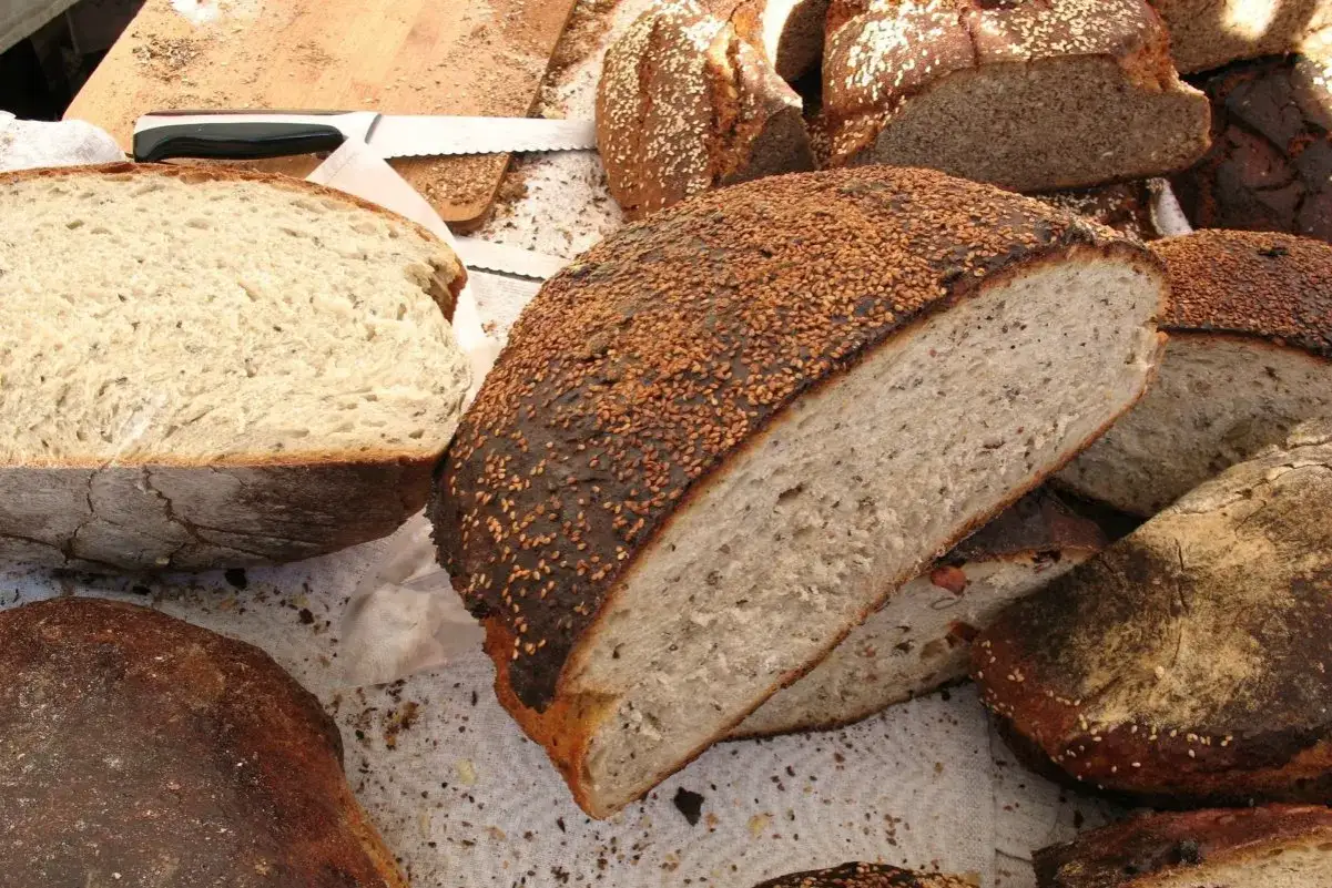 Chleb z sezamem i jasny bochenek, idealne do jedzenia w Rydze.