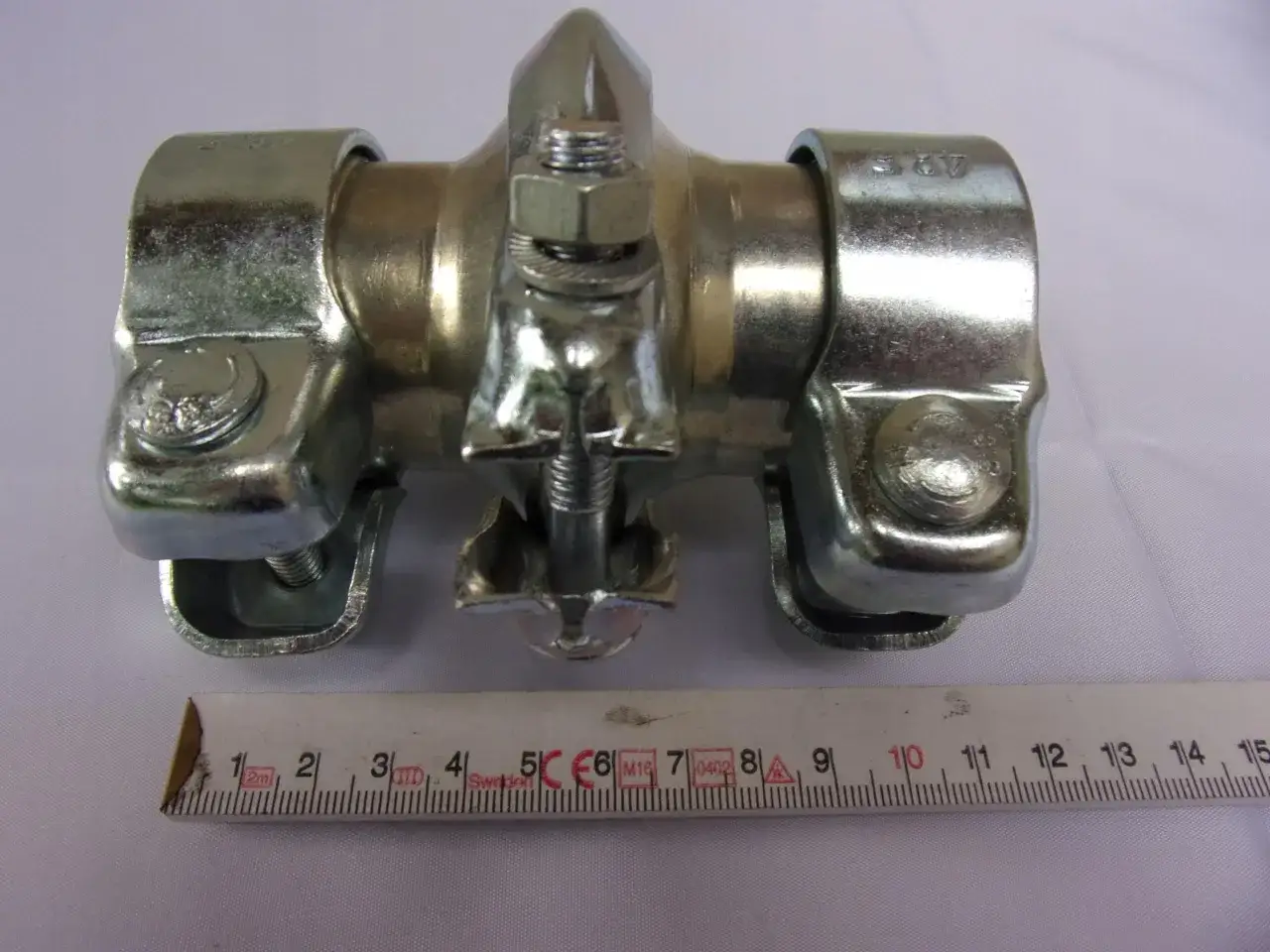 Metalowy zacisk do łączenia wydechu bez spawania. Solidne wykonanie, łatwy montaż.