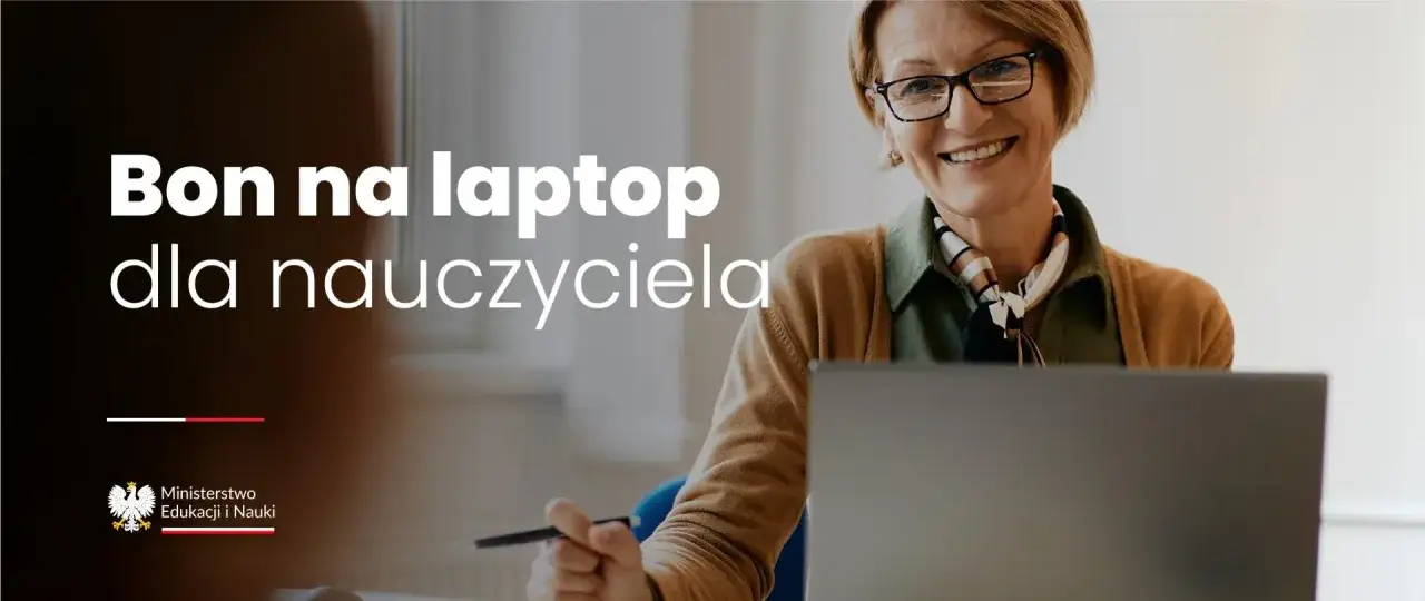 Uśmiechnięta nauczycielka przy laptopie. Program 