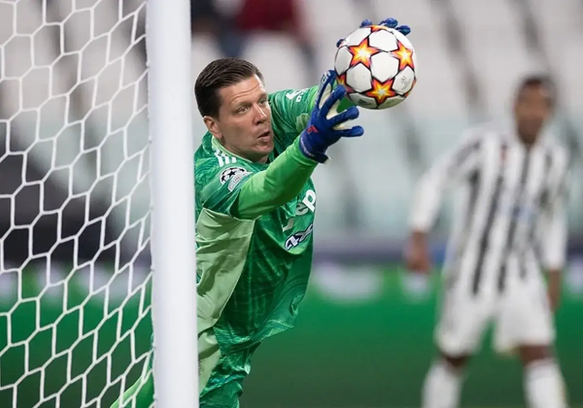 Wojciech Szczęsny w zielonej koszulce łapie piłkę. Grał w takich klubach jak Arsenal, AS Roma i Juventus.