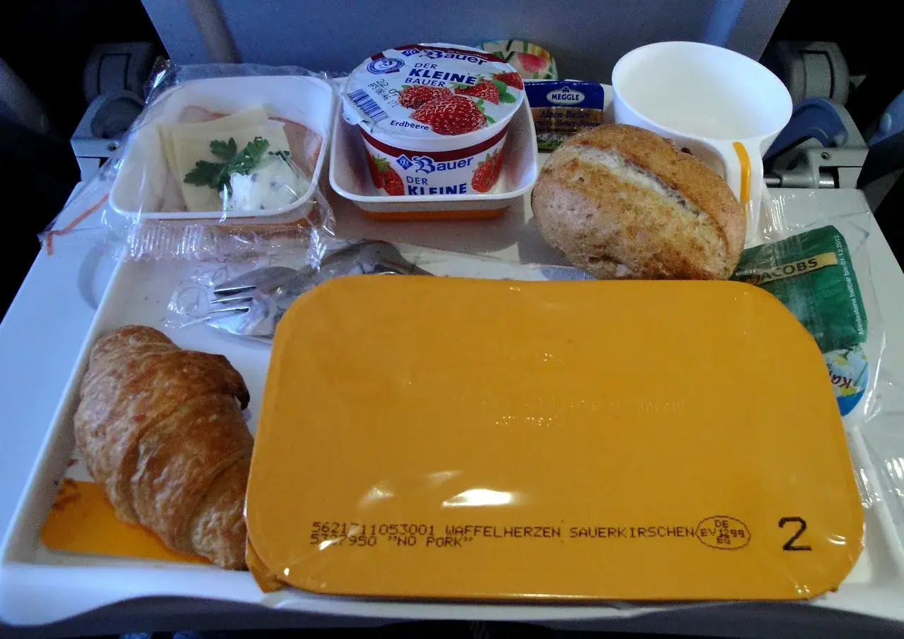 Pamiątki kulinarne w bagażu podręcznym, jedzenie w samolocie