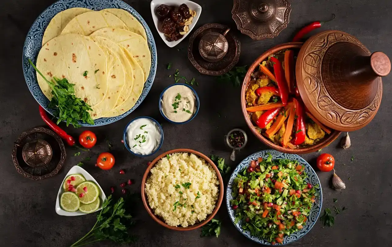 Kolorowy, zdrowy i szybki obiad: tagine z warzywami, kuskus, sałatka, tortille i dipy.