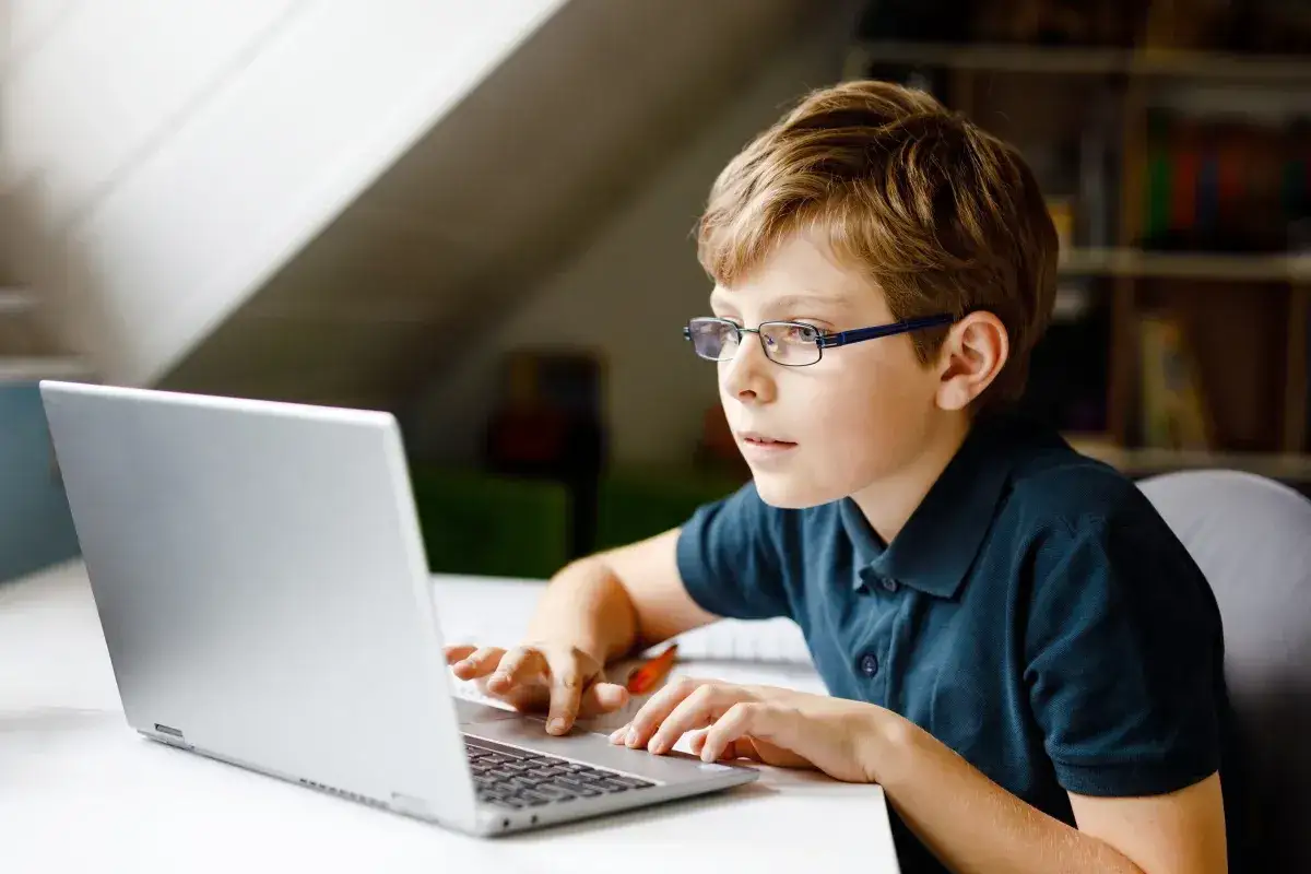 dziecko używające smartfona, krótkowzroczność u dzieci, cyfrowy świat wzrok