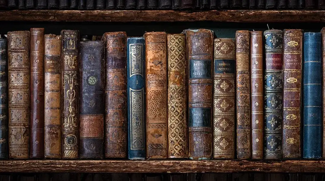 księgarnia historyczna, półki z książkami historycznymi, polecane powieści historyczne