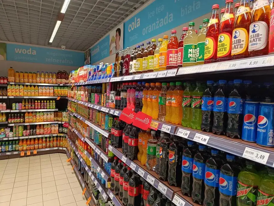 ekspozycja napoj&oacute;w w sklepie