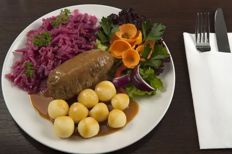 tradycyjny obiad śląski rolada kluski modra kapusta