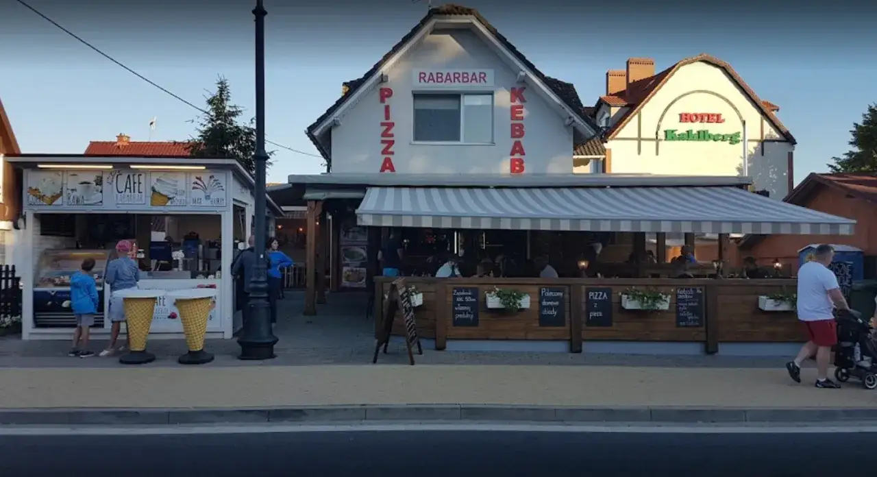 Szukasz miejsca, gdzie zjeść w Krynicy Morskiej? Tu znajdziesz pizzę, kebaba i lody. Obok hotel Kahlberg.