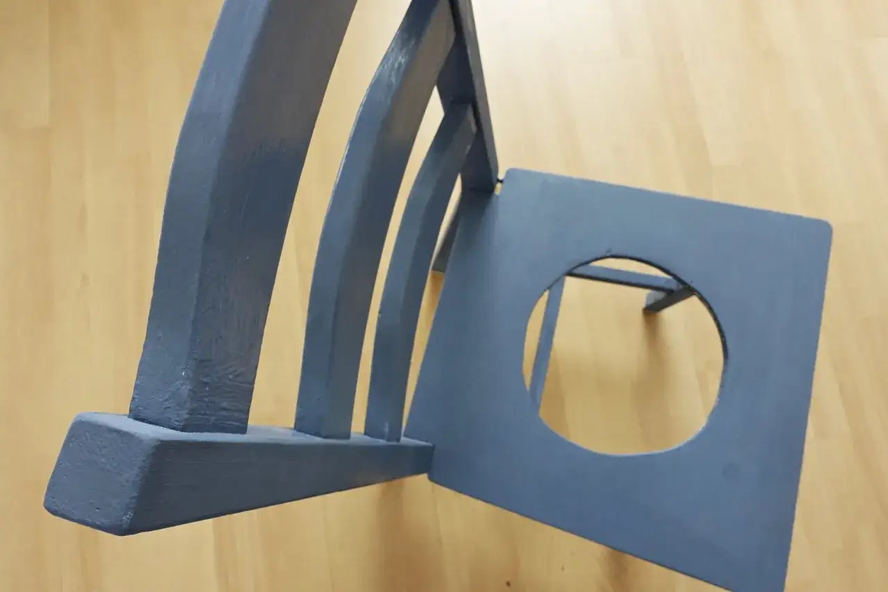 Zdjęcie Jak zrobić kwietnik z krzesła - proste sposoby na efektowną dekorację