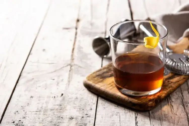 Zdjęcie Jak przygotować idealny drink sazerac – przepis i historia koktajlu