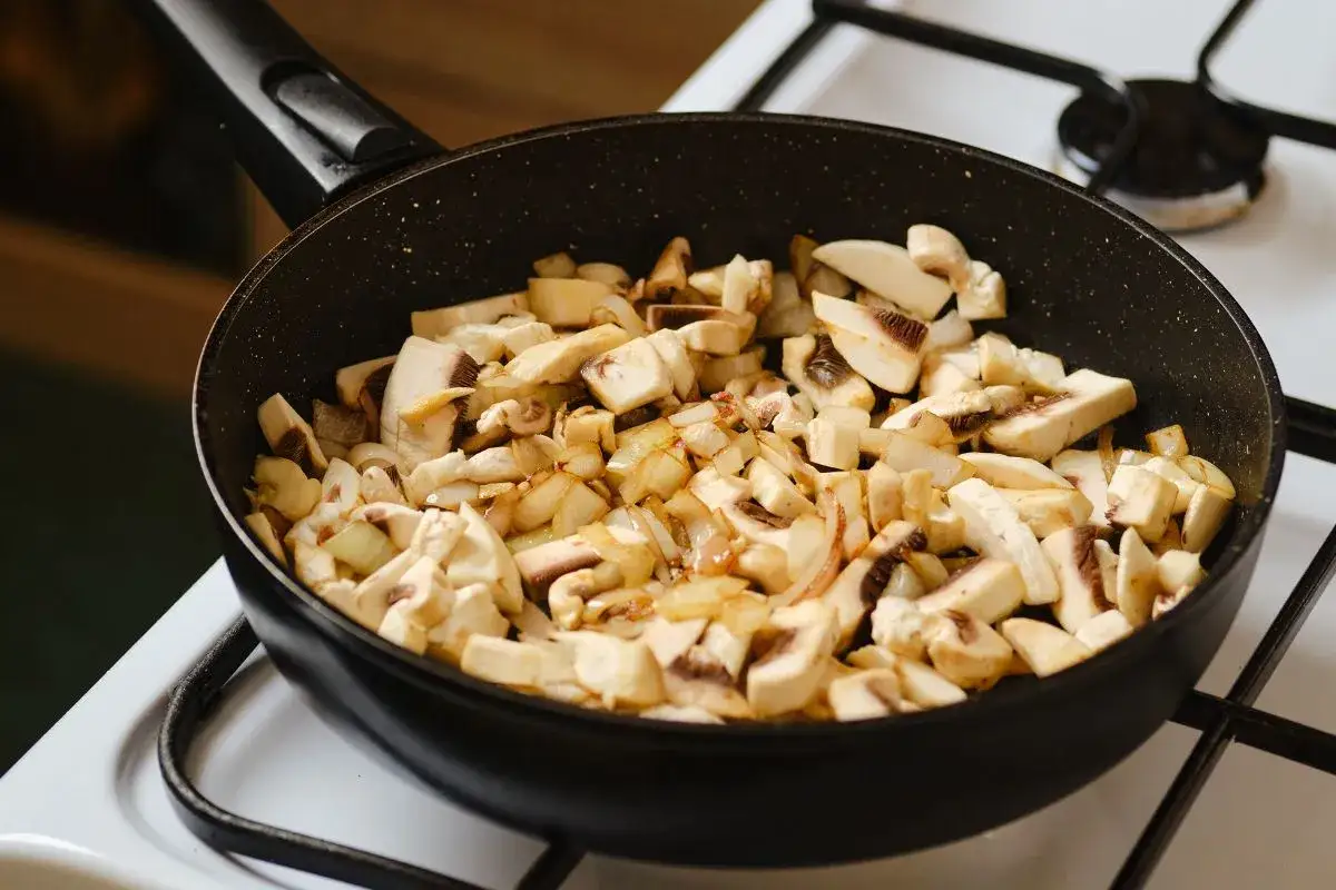 Zdjęcie Czy podsmażyć pieczarki do pizzy, aby uniknąć wodnistego smaku?