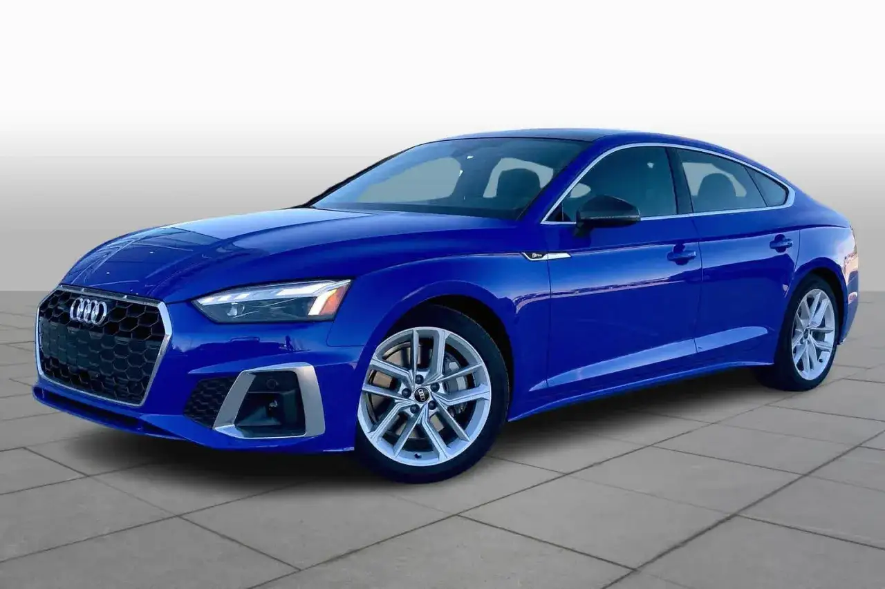 Zdjęcie Niebieskie Audi - Modele, Odcienie i Luksusowe Cechy Marki