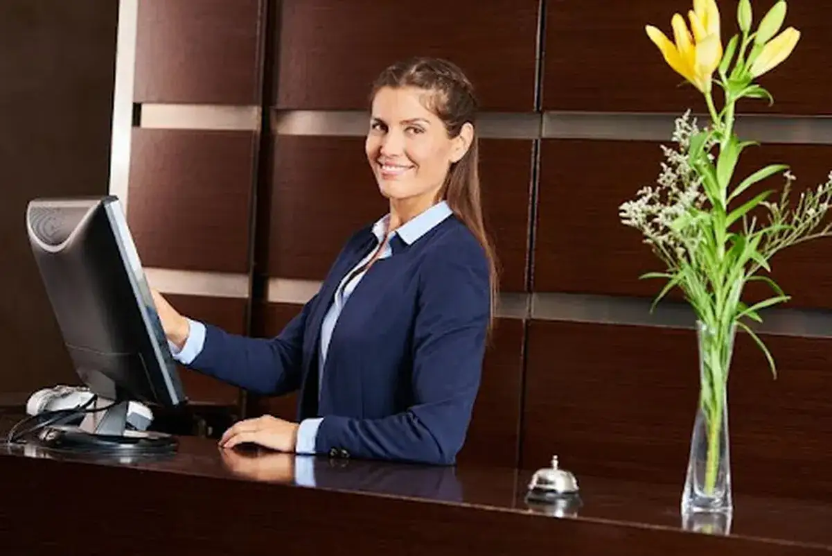 Zdjęcie Ile godzin pracuje recepcjonistka w hotelu? Odkryj prawdę o pracy