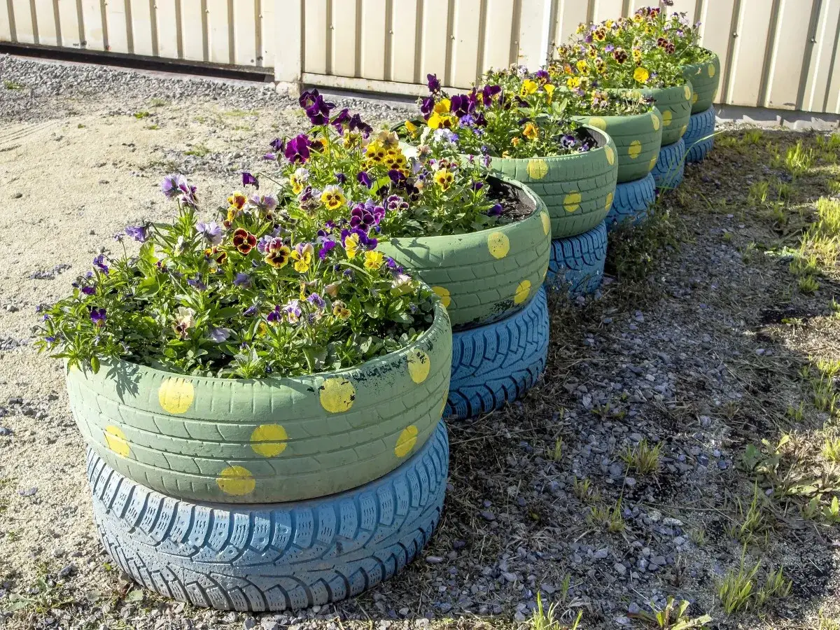Zdjęcie Opony w ogrodzie: 30+ pomysłów DIY na ekologiczne cuda