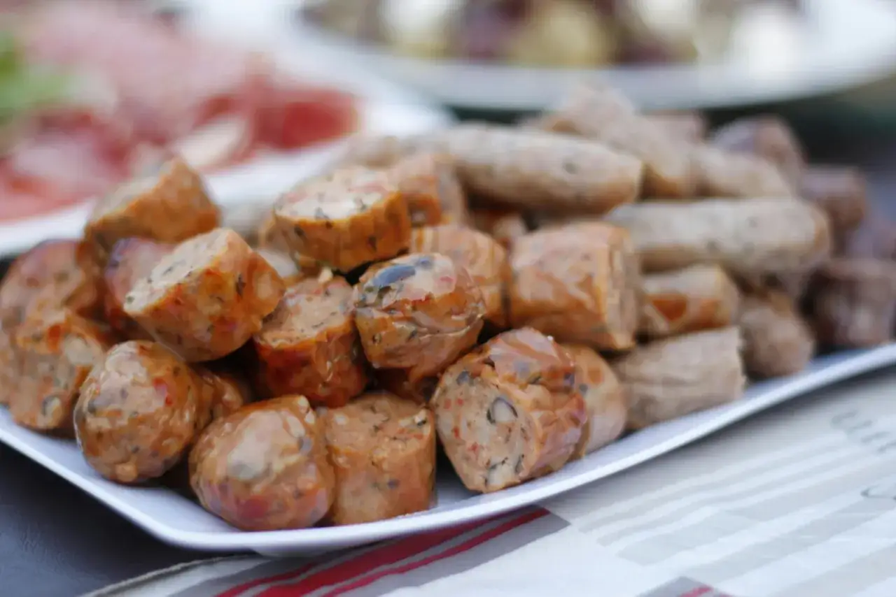 Zdjęcie Ile piec białą kiełbasę, aby była soczysta i smaczna?