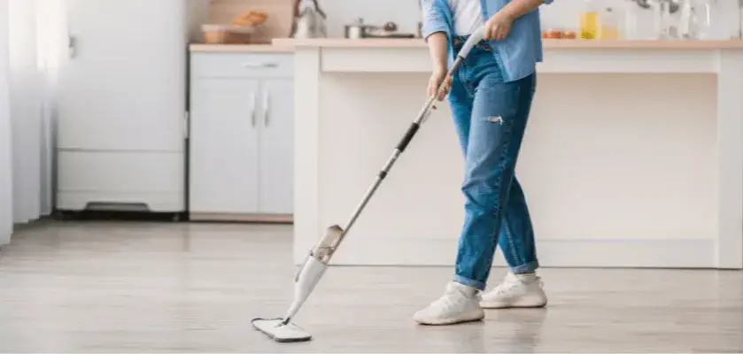 Zdjęcie Czy można myć panele mopem parowym? Sprawdź zasady i bezpieczeństwo.