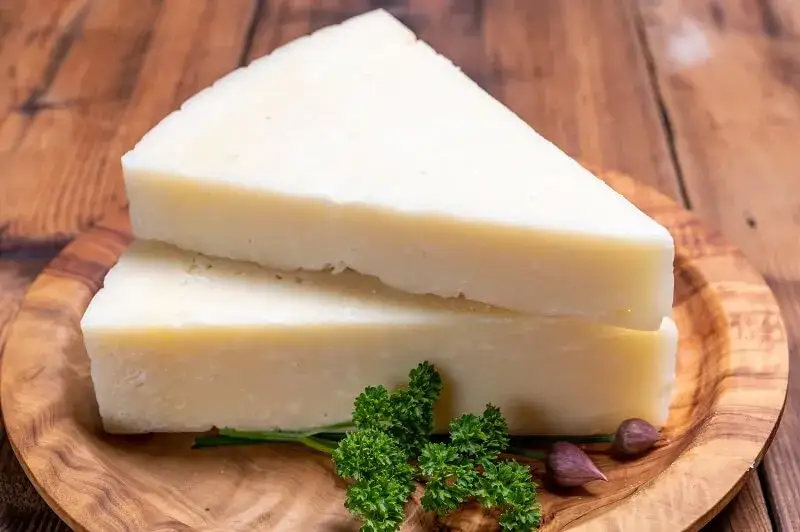 Zdjęcie Czy parmezan można zastąpić grana padano? Odkryj różnice i smaki