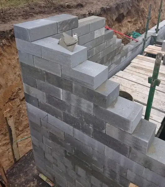 Zdjęcie Jaką zaprawą murować bloczki betonowe, aby zapewnić trwałość konstrukcji?