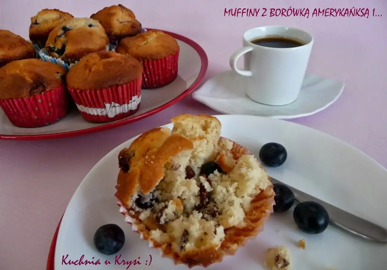Pyszne muffinki z bor&oacute;wkami amerykańskimi, idealne na deser. Jedna muffinka jest przekrojona, ukazując jej wilgotne wnętrze.