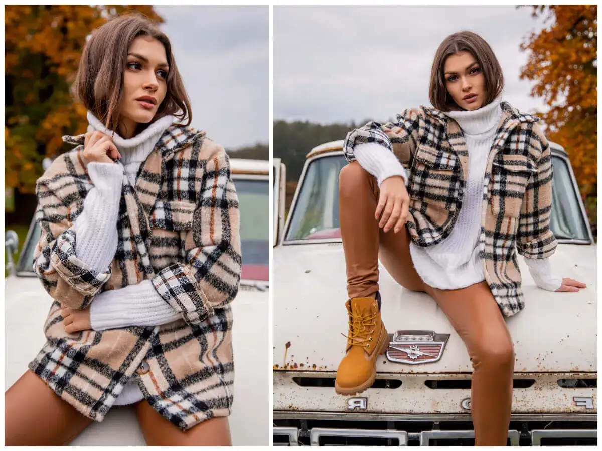 Modelka w beżowo-czarnej koszuli w kratę i białym golfie pozuje na masce starego samochodu.