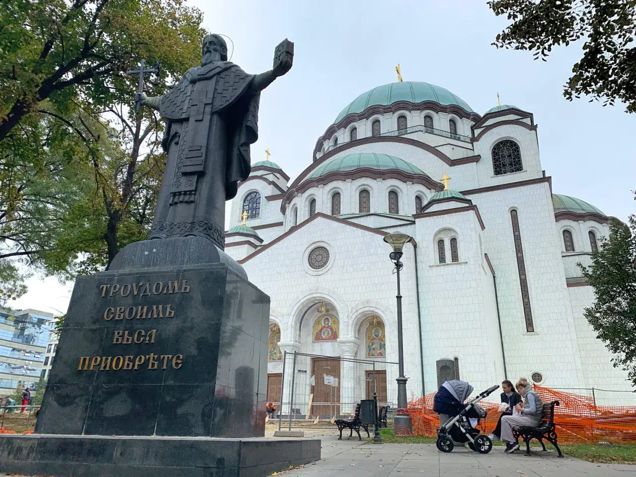 Pomnik przed cerkwią św. Sawy, jednym z 7 cud&oacute;w Serbii.