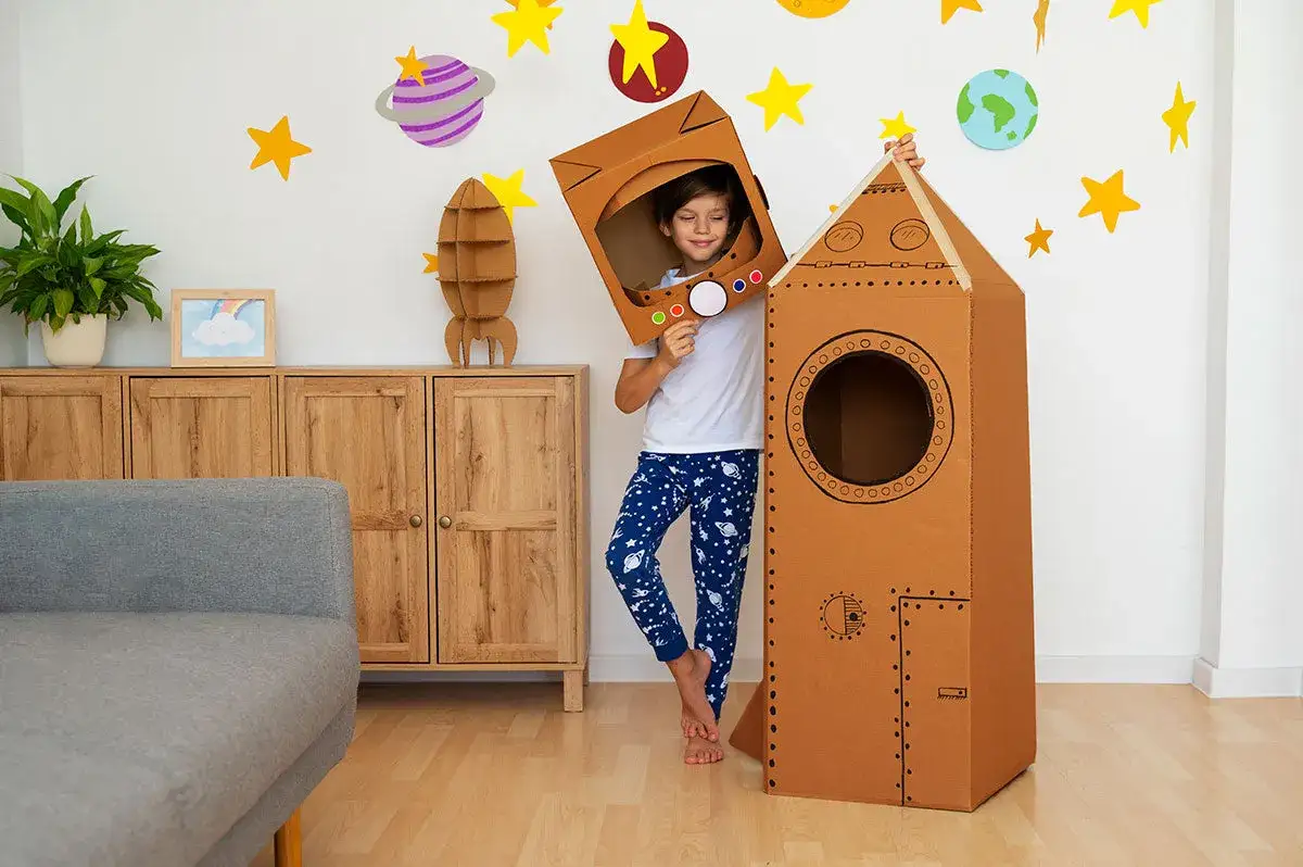 dzieci budują rakietę z kartonu