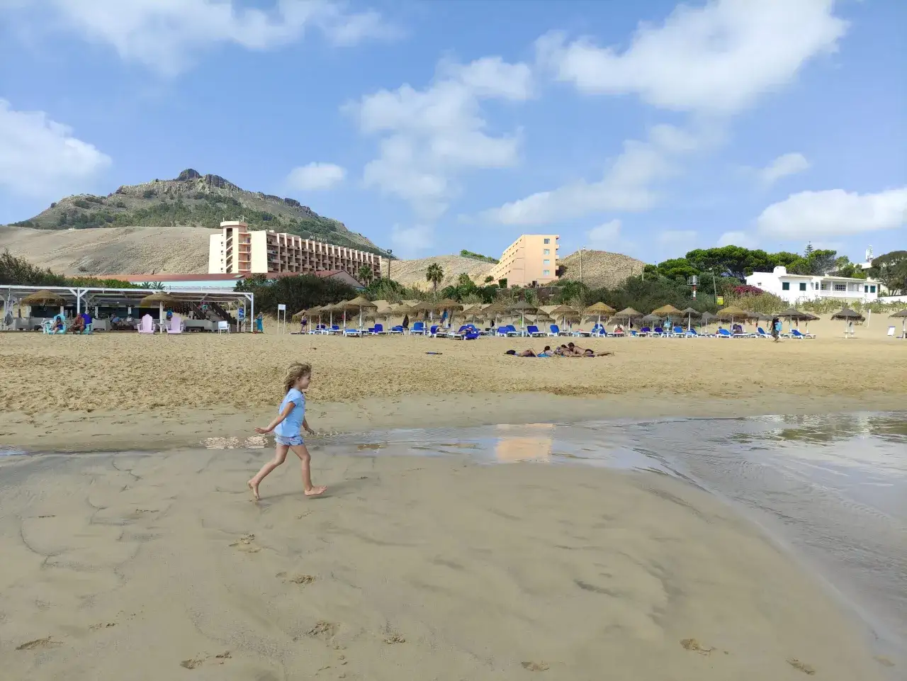 Rodziny z dziećmi na piaszczystej plaży w Calhecie na Maderze
