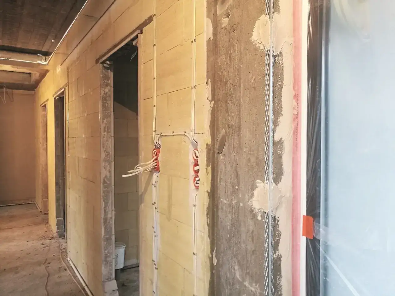 tynki wewnętrzne na beton komórkowy porównanie