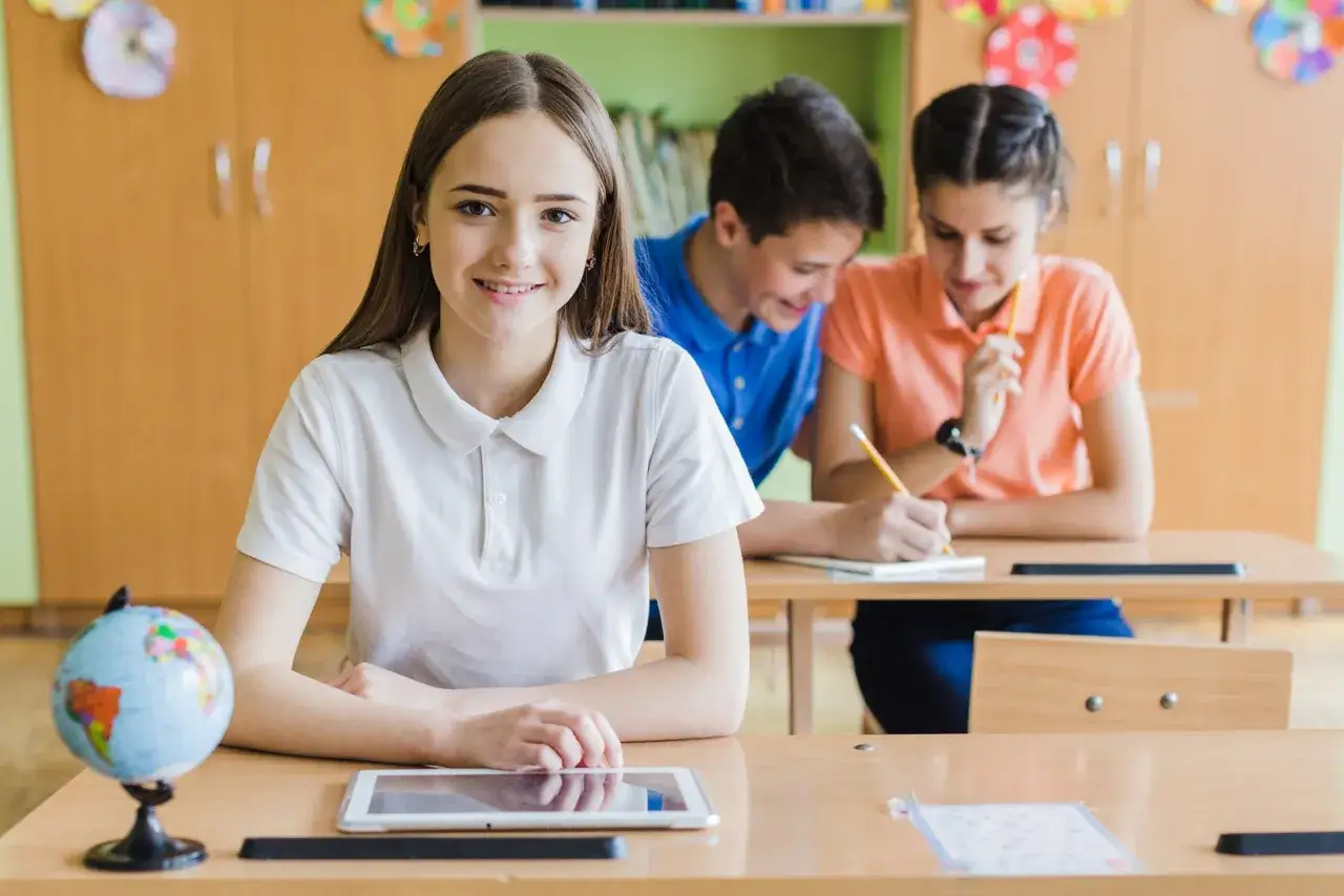 nowoczesna edukacja vs tradycyjna, dynamiczna klasa