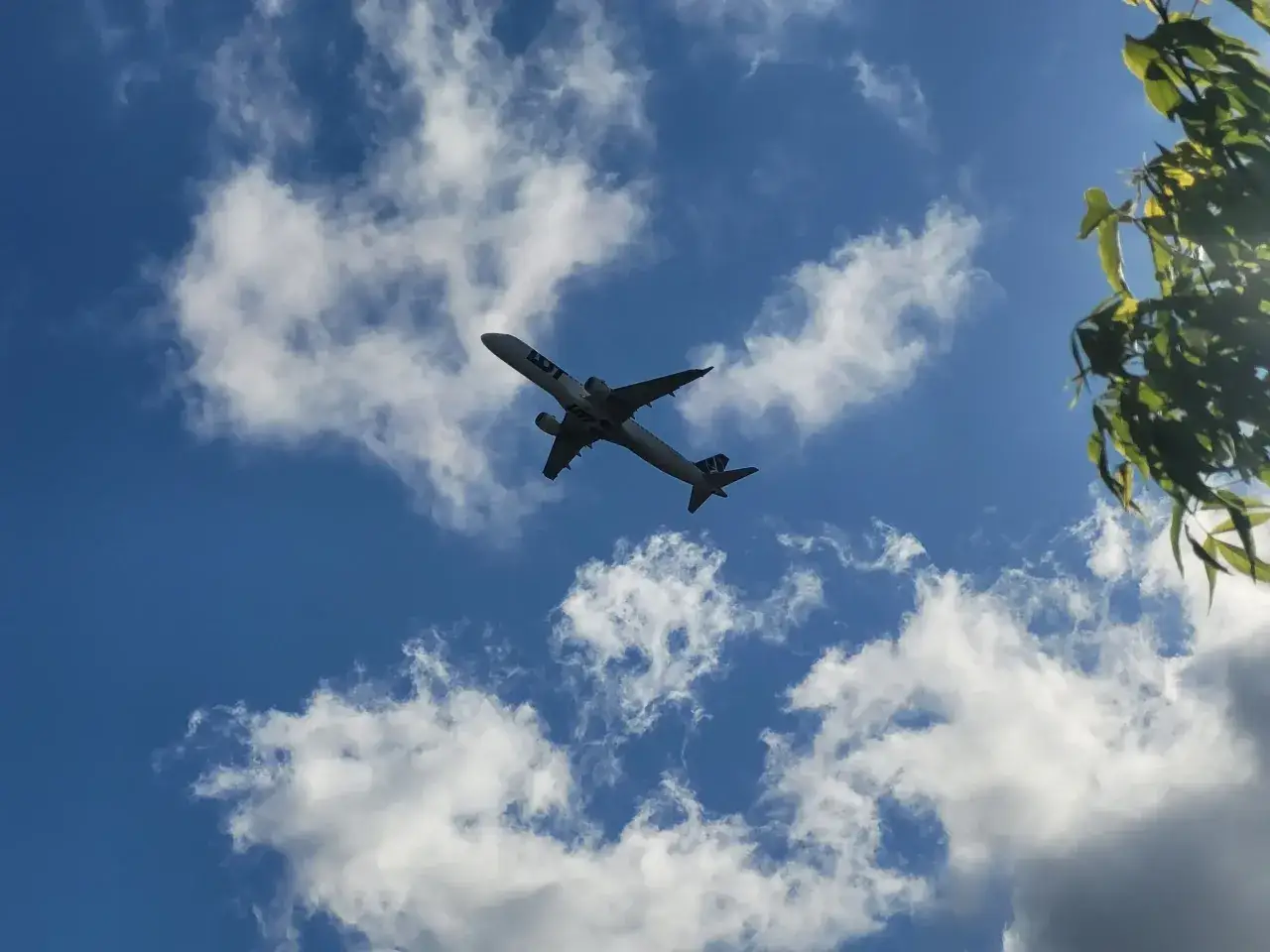 samolot startujący z lotniska chopina, widok na samolot w locie nad chmurami