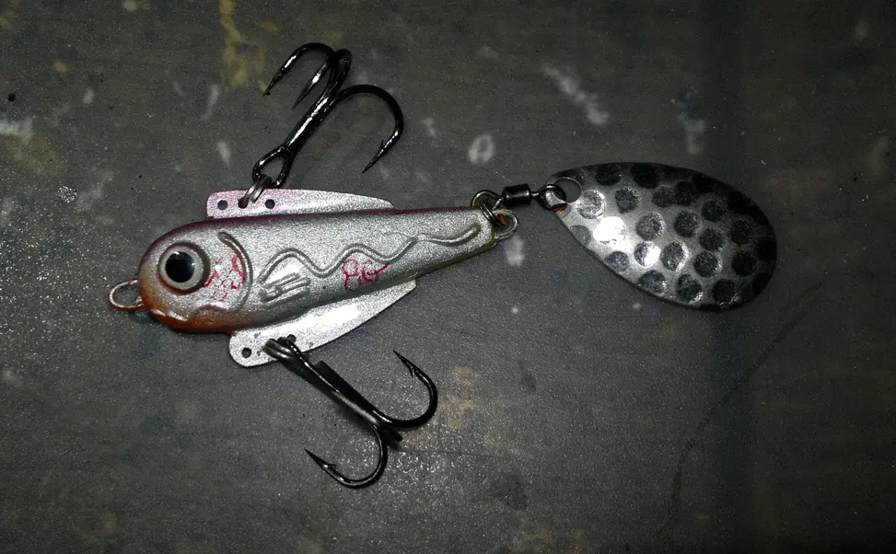 Haczyk nr 8 z przynętą i złowioną rybą