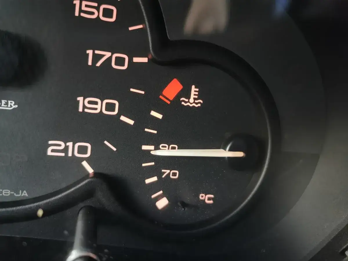 Wskaźnik pokazuje, jaka temperatura oleju w silniku benzynowym jest w normie, wskaz&oacute;wka jest blisko 90&deg;C.