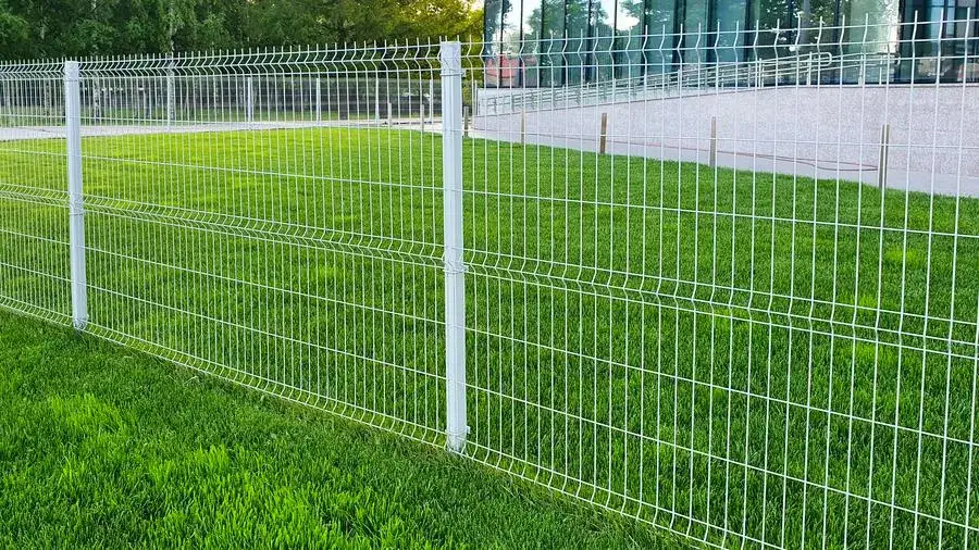 Przykładowe ogrodzenia panelowe z podmur&oacute;wką i bez