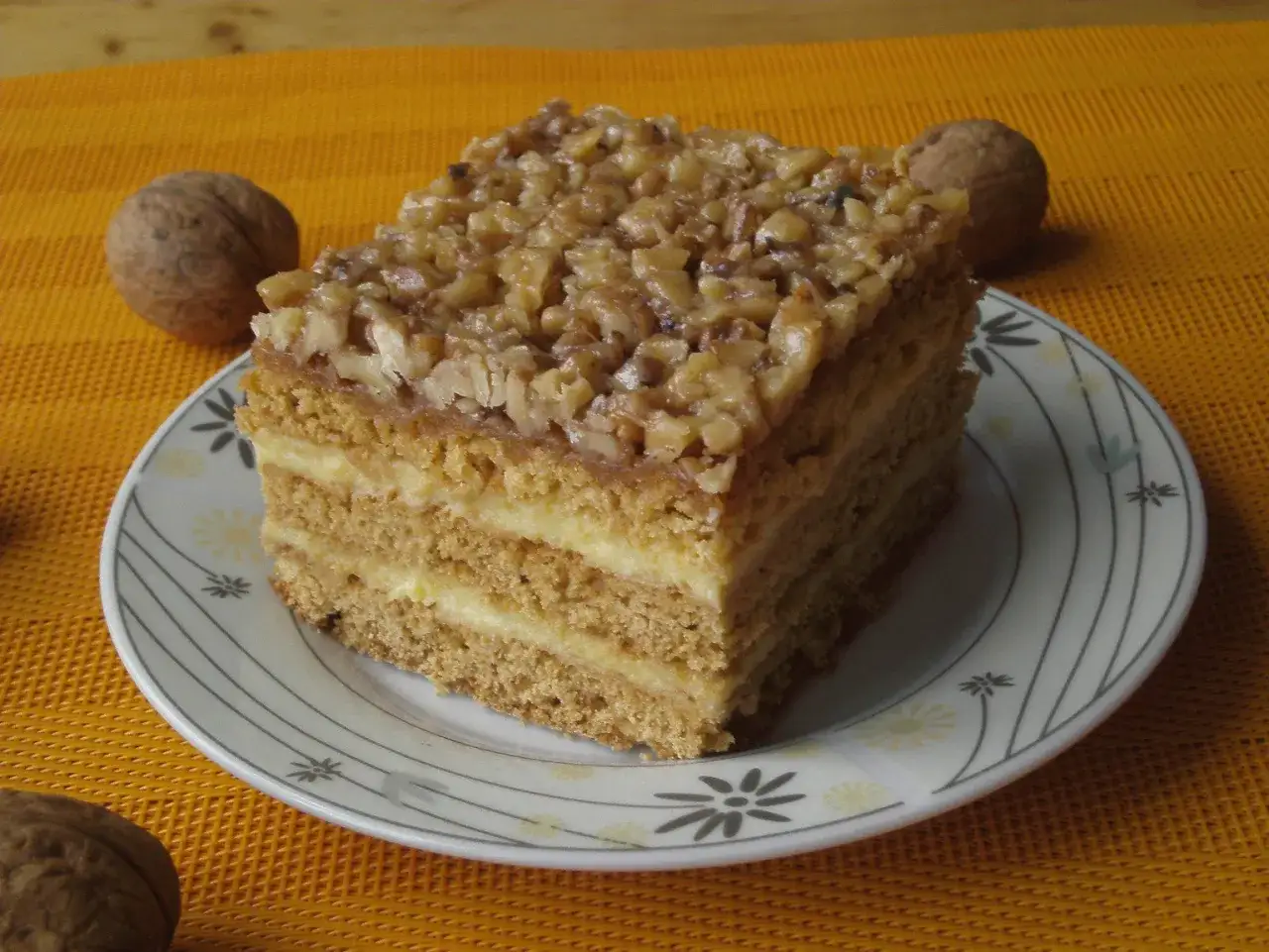 Pyszny kawałek miodownika z orzechami, jeden z 10 najlepszych ciast. Idealny na deser.