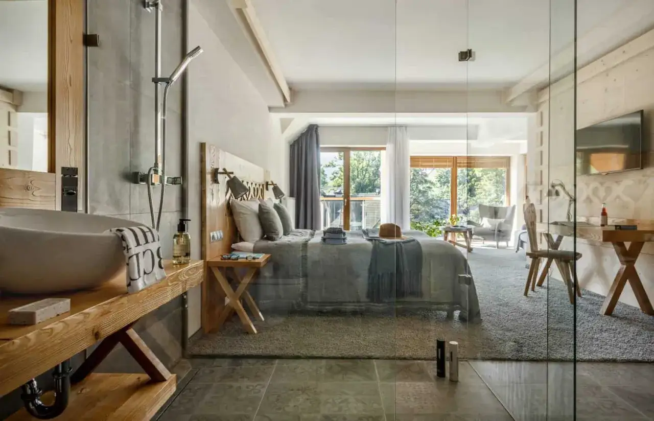 Nowoczesny pokój z łazienką w stylu rustykalnym, idealny na wypoczynek w **Villa Nova Zakopane**.