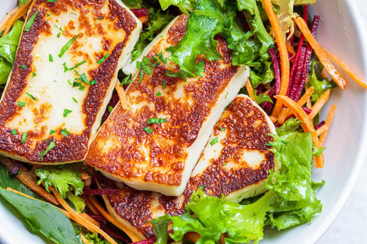 Smażone halloumi na oleju, podane z chrupiącą sałatką z marchewki i buraka. Idealne na lekki posiłek.