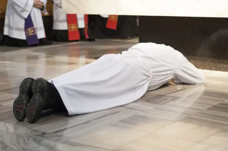 Zdjęcie Prostracja - znaczenie i praktyka w religiach. Co warto wiedzieć?