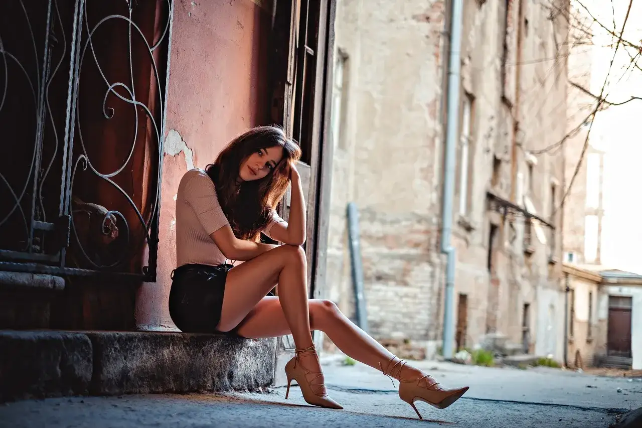 Skórzana spódnica ołówkowa rozkloszowana mini stylizacje