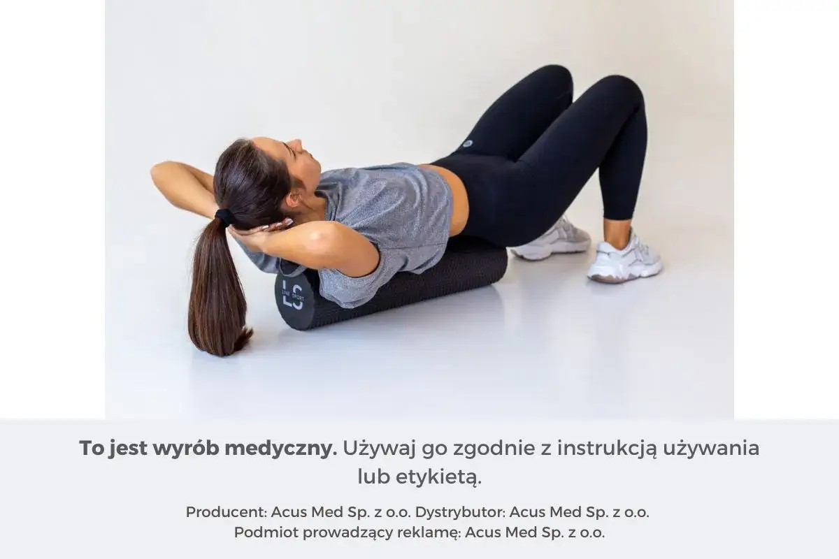 Kobieta na wałku do masażu. Czy po masażu można iść na trening? Tak, to świetny sposób na regenerację.