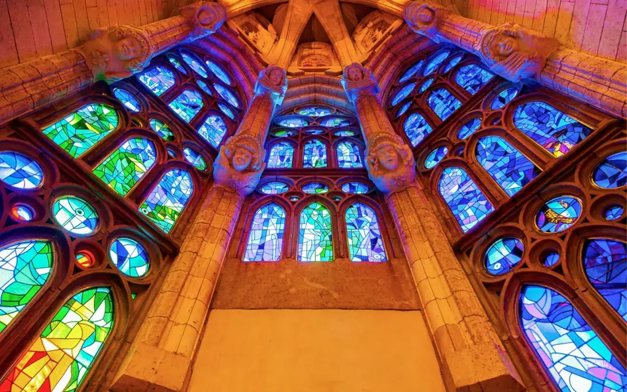 Sagrada Familia interno vetrate