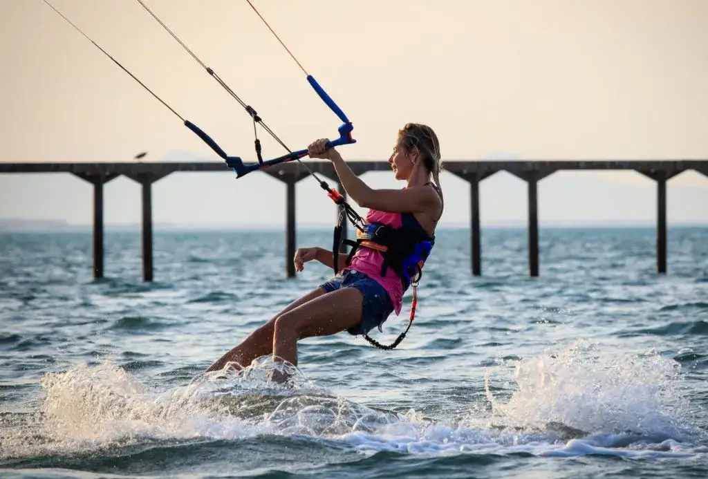 różne elementy sprzętu do kitesurfingu