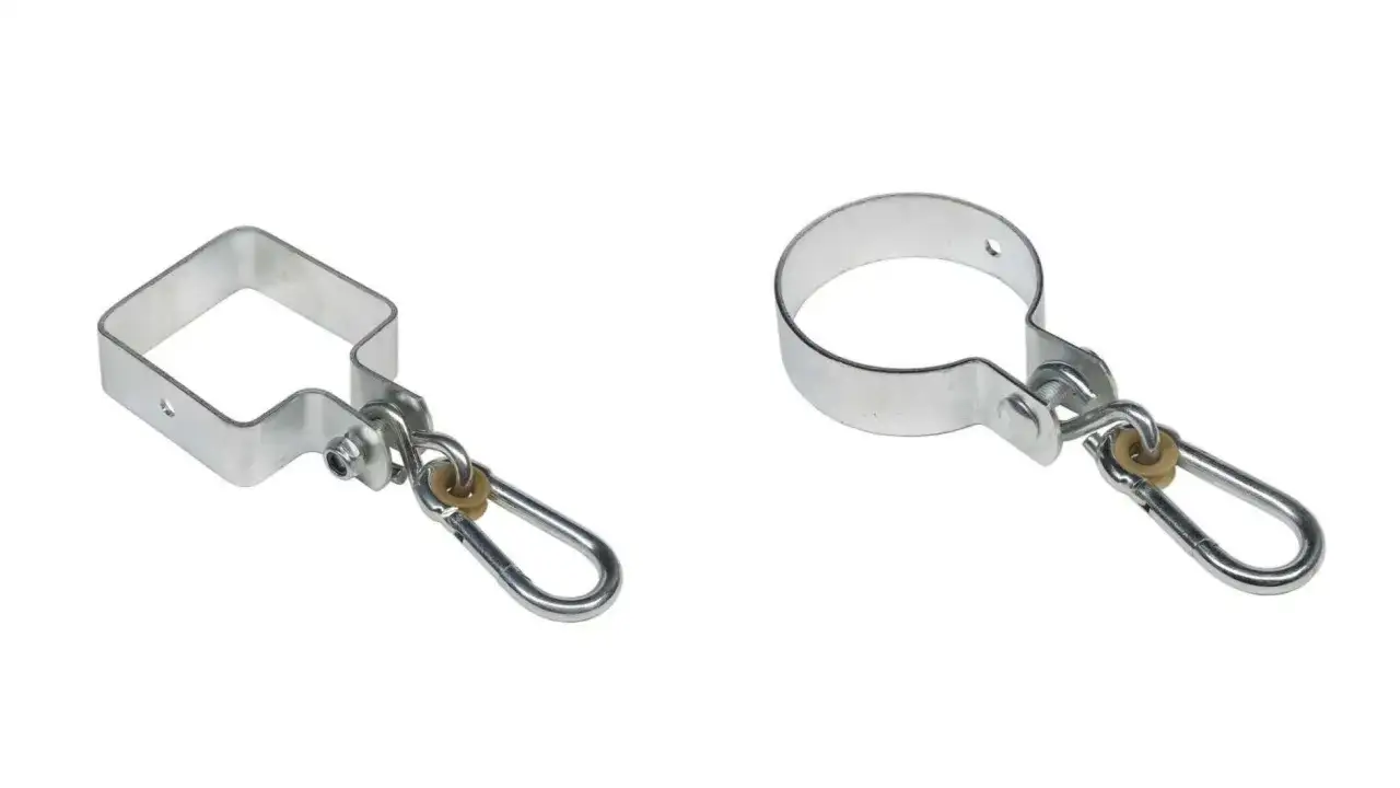 Metalowe uchwyty z karabińczykami, idealne do montażu huśtawki w domu. Proste rozwiązanie, jak zawiesić huśtawkę.