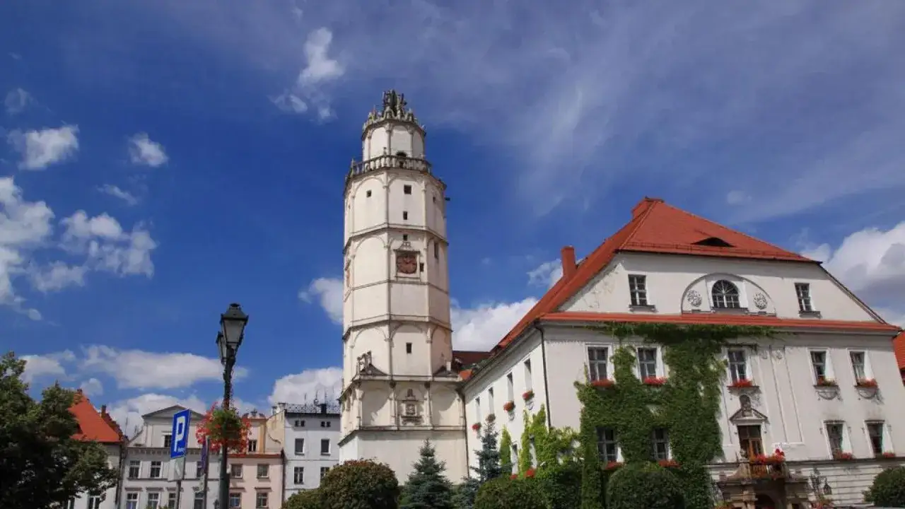 Wieża ratuszowa i zabytkowe kamienice tworzą urokliwe paczk&oacute;w atrakcje.