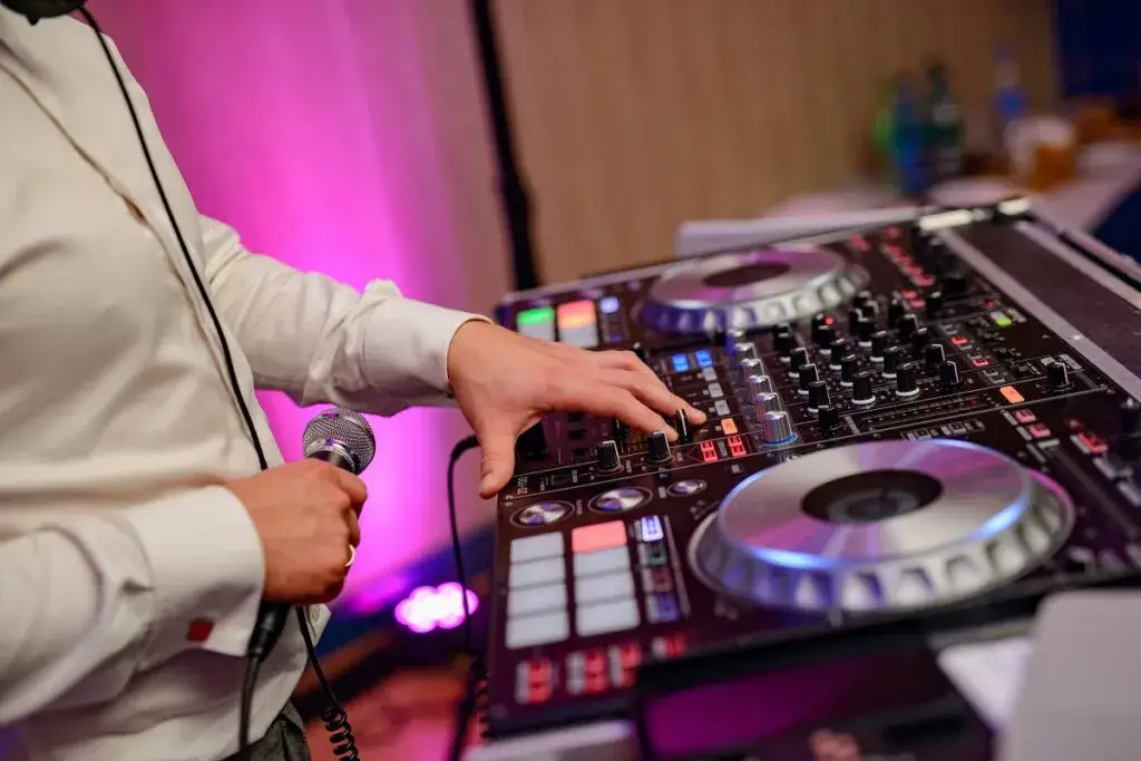 Para młoda podpisująca umowę z DJ-em
