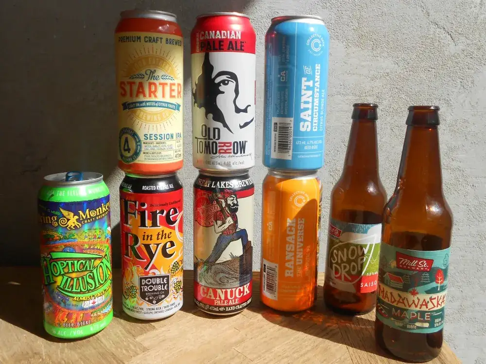 Przykładowe butelki alkoholu i piwa z miarką limit&oacute;w celnych Kanada