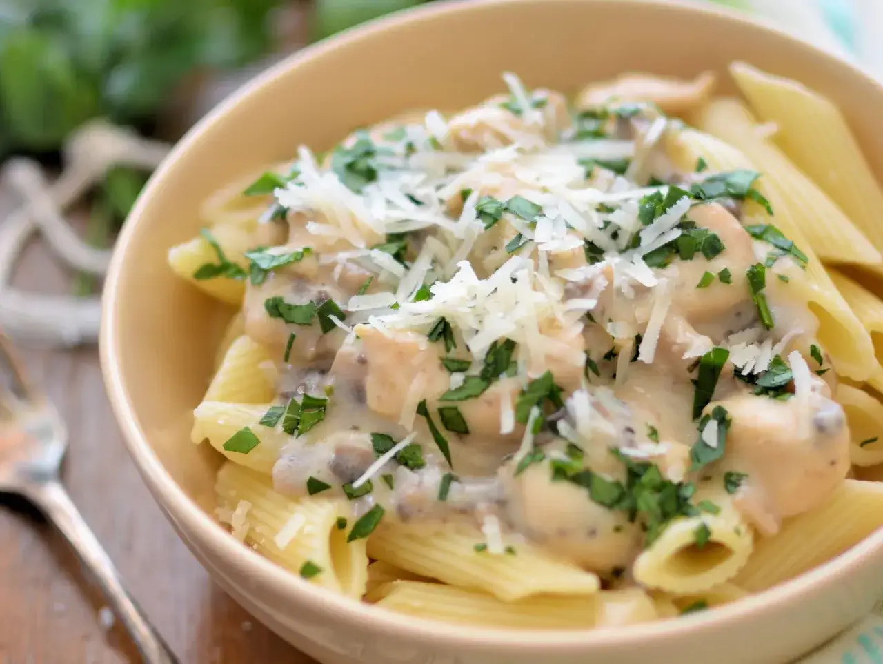 Penne z kremowym sosem pieczarkowym, posypane parmezanem i natką pietruszki. Pyszne danie, kt&oacute;re zachwyci każdego.