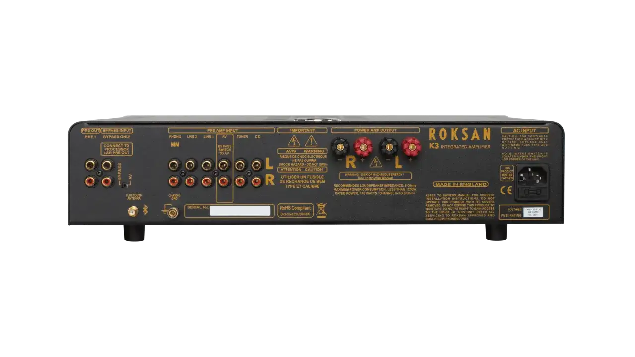 Tył wzmacniacza Roksan K3 Integrated Amplifier z licznymi złączami RCA, wyjściami głośnikowymi i wejściem AC.