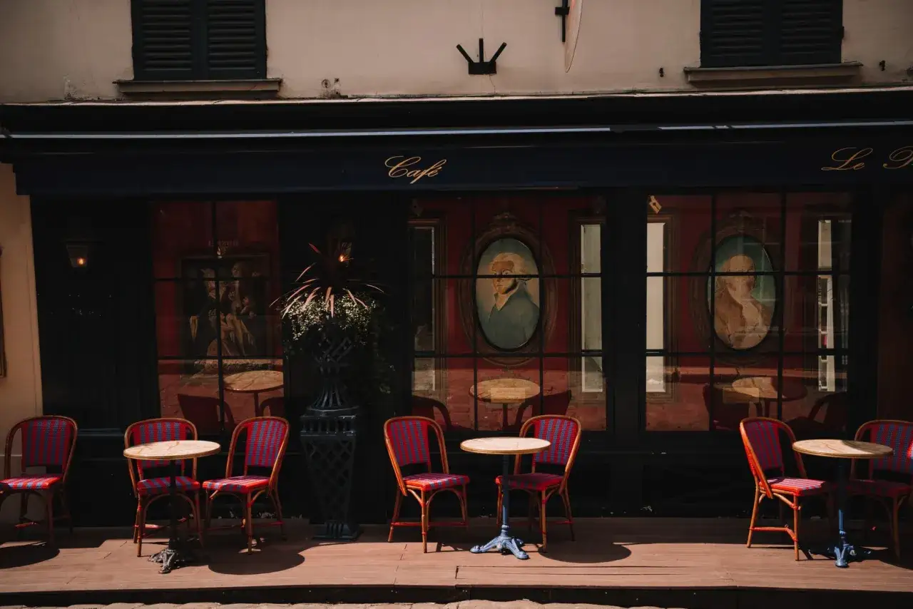 Urocza kawiarnia w 6 dzielnicy Paryża. Czerwone krzesła i stoliki zapraszają do odpoczynku.