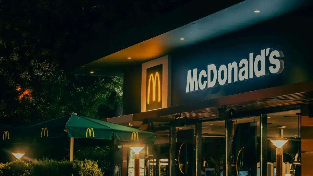 Nocny McDonald's z podświetlanym logo. Zastanawiasz się, ile kosztuje franczyza McDonald's? To pytanie dla przedsiębiorców.